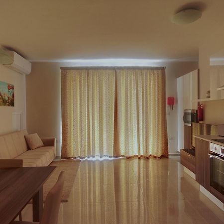 Marbella Holiday Apartments - Seafront - Wifi Марсаскала Екстериор снимка