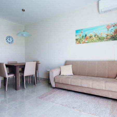 Marbella Holiday Apartments - Seafront - Wifi Марсаскала Екстериор снимка