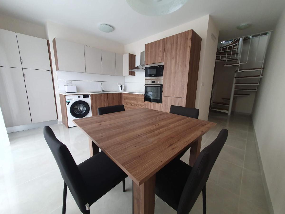 Marbella Holiday Apartments - Seafront - Wifi Марсаскала Екстериор снимка