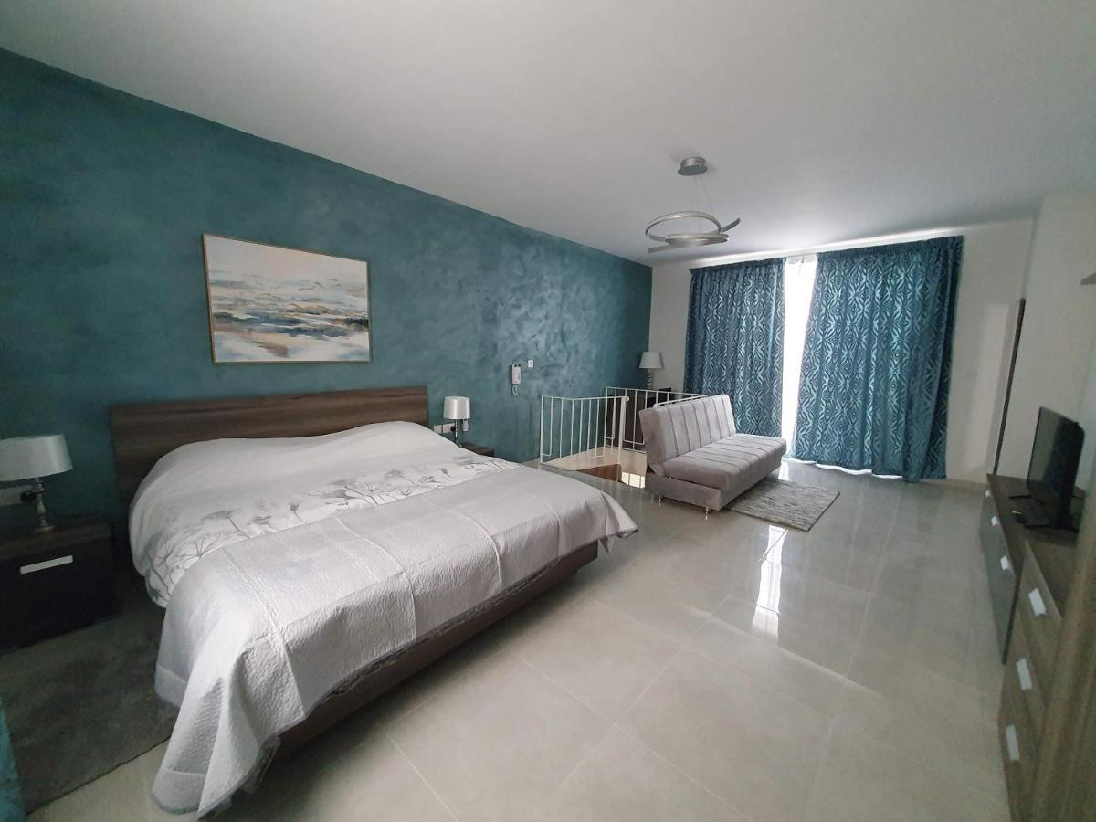 Marbella Holiday Apartments - Seafront - Wifi Марсаскала Екстериор снимка
