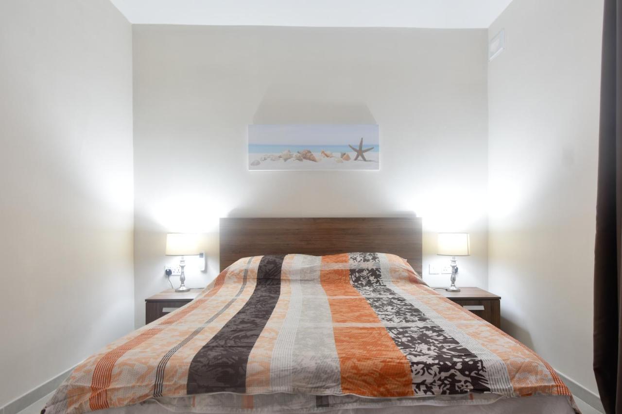 Marbella Holiday Apartments - Seafront - Wifi Марсаскала Екстериор снимка