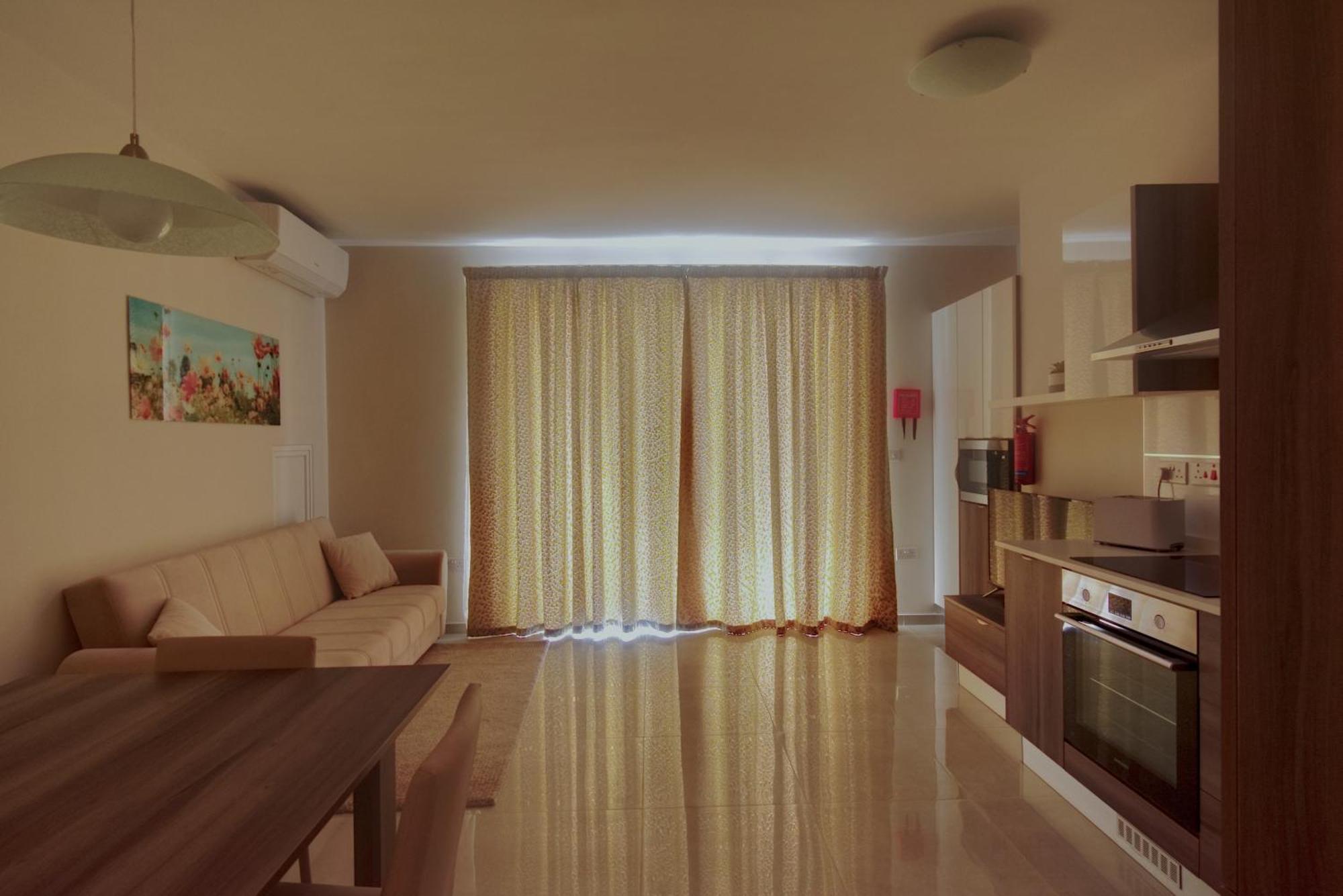 Marbella Holiday Apartments - Seafront - Wifi Марсаскала Екстериор снимка
