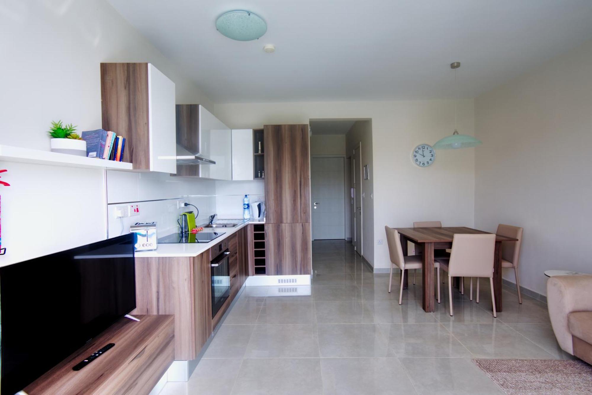 Marbella Holiday Apartments - Seafront - Wifi Марсаскала Екстериор снимка